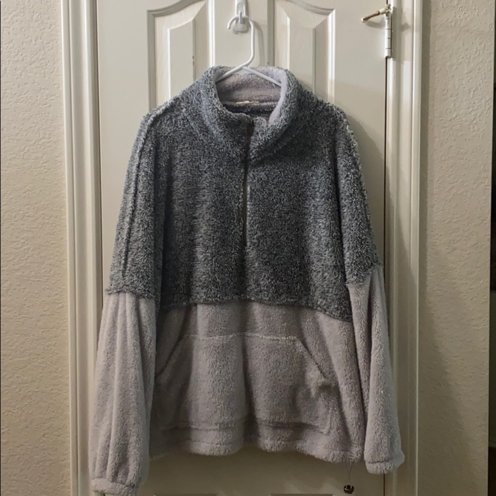 Gray Sherpa/Sweatshirt with front pocket